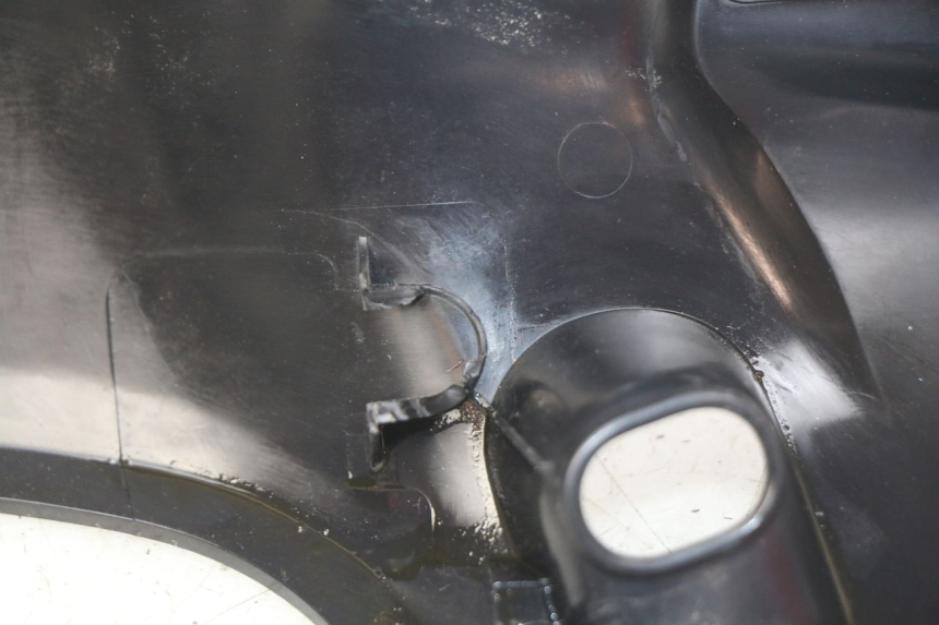 photo de REAR HANDLEBAR COVER SUZUKI SIXTEEN 125 (2008 - 2010) - Technical close-up