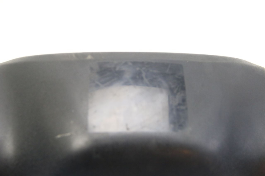 photo de REAR HANDLEBAR COVER SUZUKI SIXTEEN 125 (2008 - 2010) - Spare part profile view