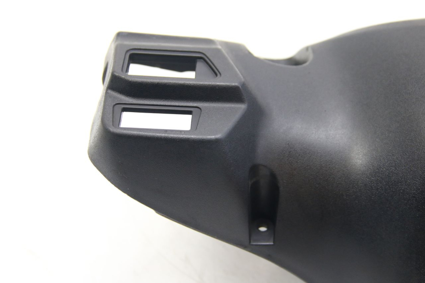photo de REAR HANDLEBAR COVER SUZUKI SIXTEEN 125 (2008 - 2010) - Technical close-up