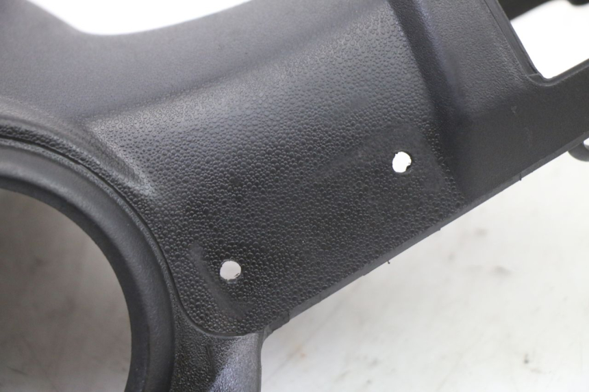 photo de HANDLE BAR REAR PANEL APRILIA SR 2T 50 (2018 - 2022) - Zoom on usage condition