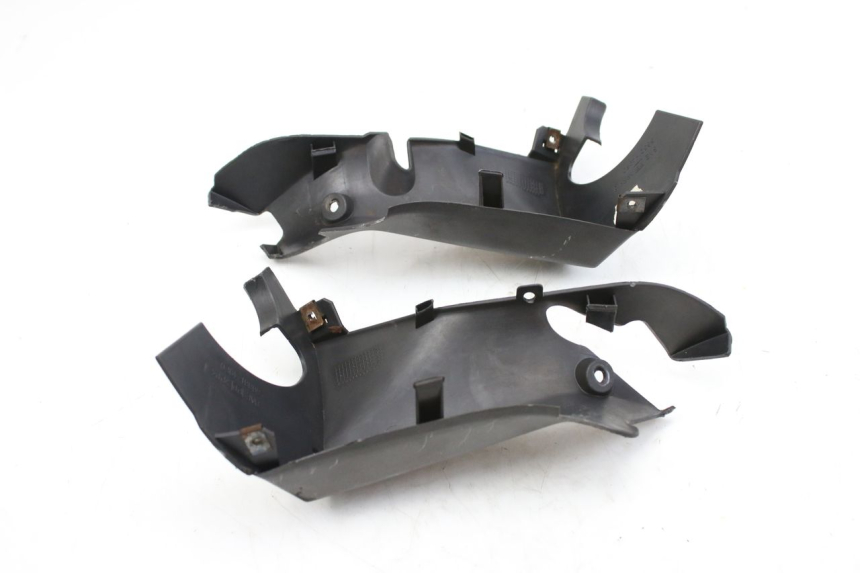 photo de REAR HANDLEBAR COVER SUZUKI UH BURGMAN 125 (2002 - 2006) - Fixing points details