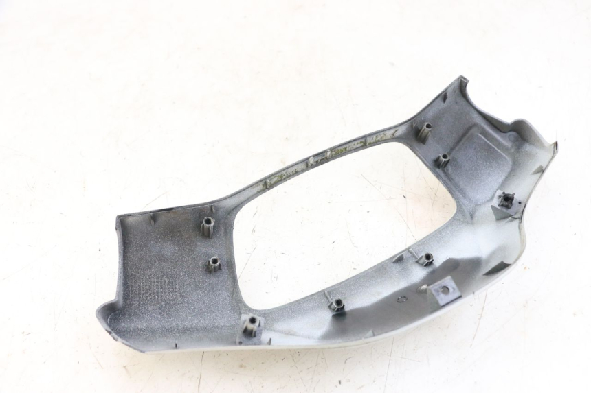 photo de HANDLEBAR COVER FRONT MBK BOOSTER SPIRIT 50 (2004 - 2017) - Zoom on usage condition