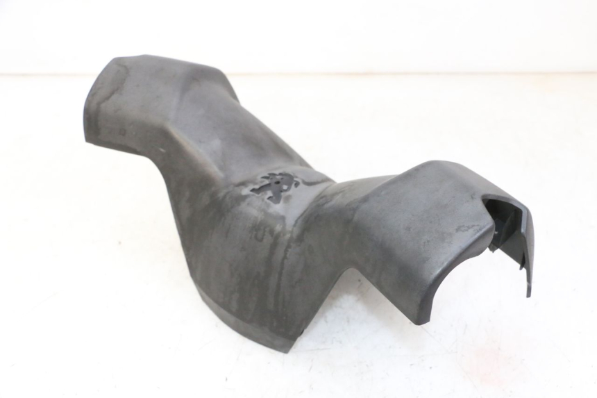 photo de HANDLEBAR COVER FRONT PEUGEOT CITYSTAR 50 (2013 - 2017) - Fixing points details