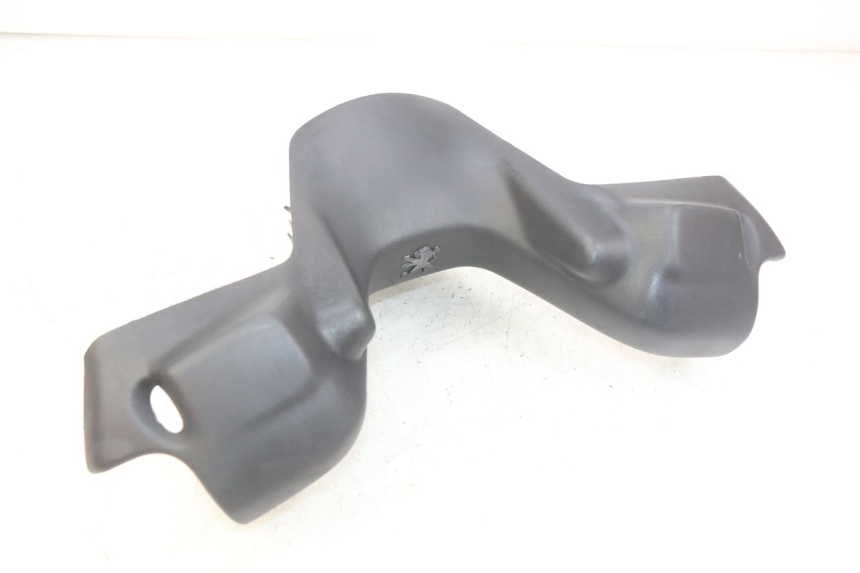 photo de HANDLEBAR COVER FRONT PEUGEOT ELYSEO 125 (1999 - 2004) - Technical close-up