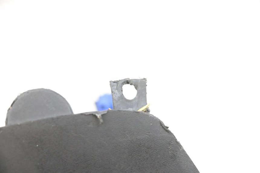 photo de HANDLEBAR COVER FRONT PEUGEOT ELYSEO 125 (1999 - 2004) - Zoom on usage condition