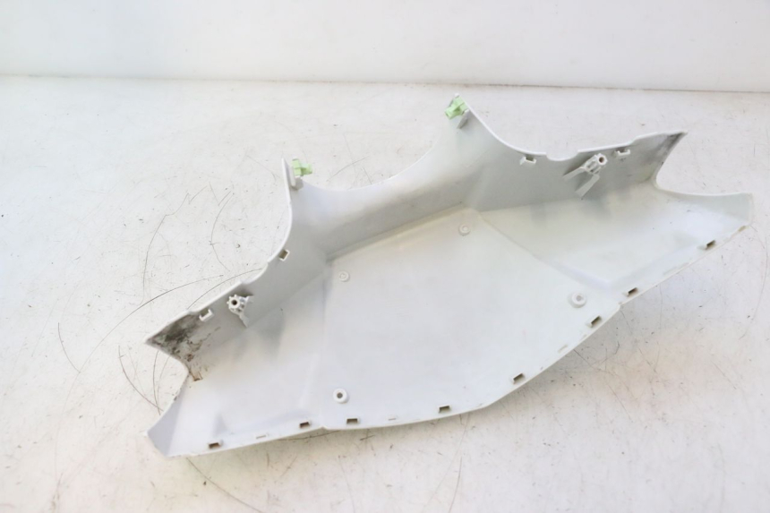photo de HANDLEBAR COVER FRONT PEUGEOT KISBEE 2T 50 (2010 - 2017) - Alternative perspective