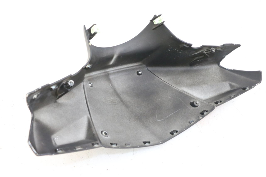 photo de HANDLEBAR COVER FRONT PEUGEOT KISBEE 4T 50 (2018 - 2022) - Zoom on usage condition