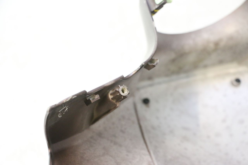 photo de HANDLEBAR COVER FRONT PEUGEOT KISBEE 4T 50 (2010 - 2017) - Technical close-up