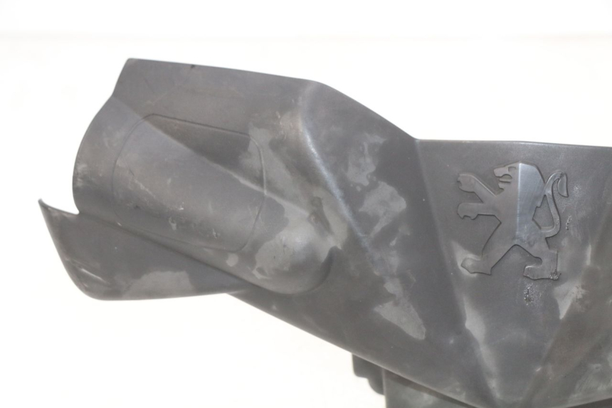 photo de HANDLEBAR COVER FRONT PEUGEOT LUDIX 50 (2008 - 2017) - Fixing points details