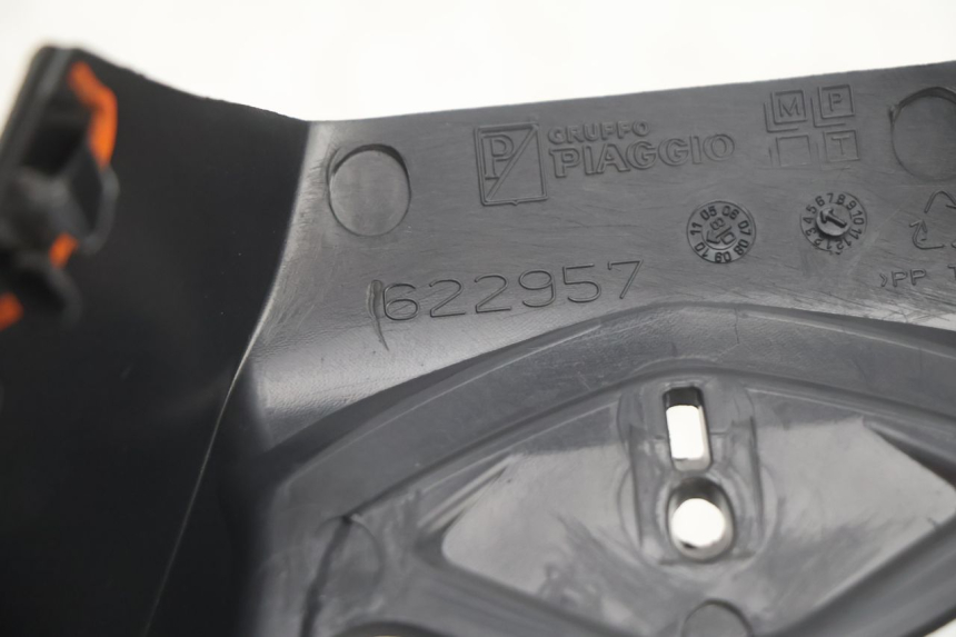 photo de HANDLEBAR COVER FRONT PIAGGIO MP3 500 (2011 - 2015) - Fixing points details