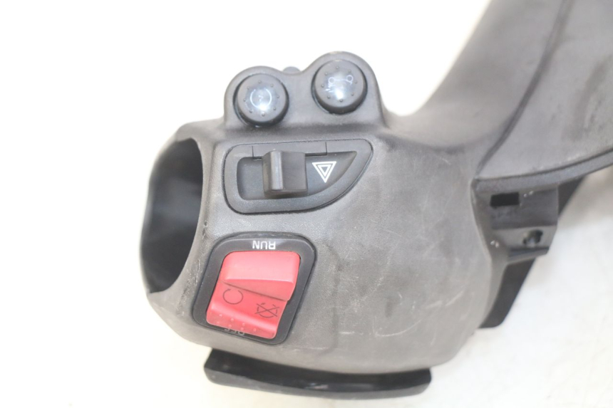 photo de HANDLEBAR SWITCH COVER PIAGGIO XEVO - X EVO 125 (2007 - 2017) - Zoom on usage condition