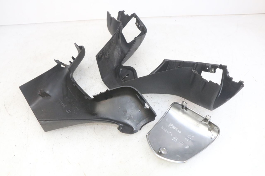 photo de HANDLEBAR COVER PIAGGIO MP3 LT 400 (2007 - 2012) - Additional view of the item