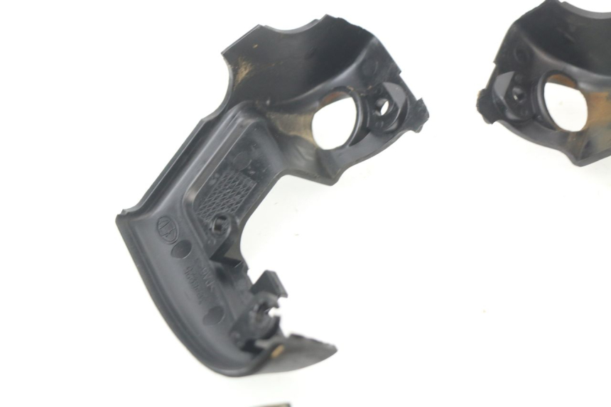 photo de HANDLE BAR PANEL APRILIA SCARABEO GT 125 (1999 - 2007) - Distinctive features