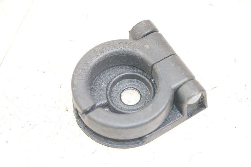 photo de LUGGAGE HOOK SYM FIDDLE 3 III 125 (2014 - 2020) - Zoom on usage condition