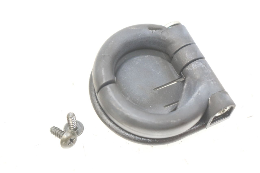 photo de LUGGAGE HOOK PIAGGIO FLY 100 (2006 - 2010) - Zoom on usage condition