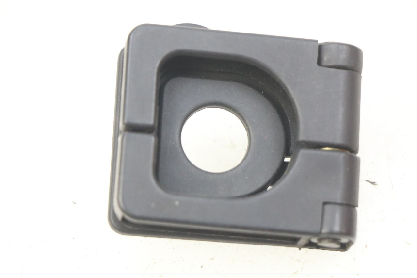 photo de LUGGAGE HOOK PEUGEOT KISBEE 4T 50 (2010 - 2017) - Zoom on usage condition