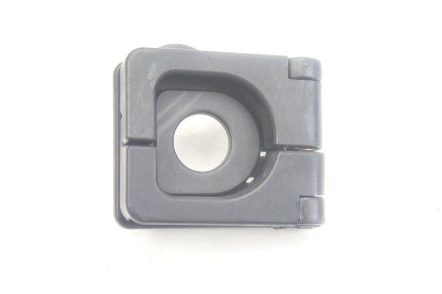 photo de LUGGAGE HOOK PEUGEOT KISBEE 4T 50 (2010 - 2017) - Zoom on usage condition