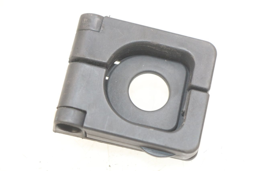 photo de LUGGAGE HOOK PEUGEOT KISBEE 4T 50 (2010 - 2017) - Zoom on usage condition