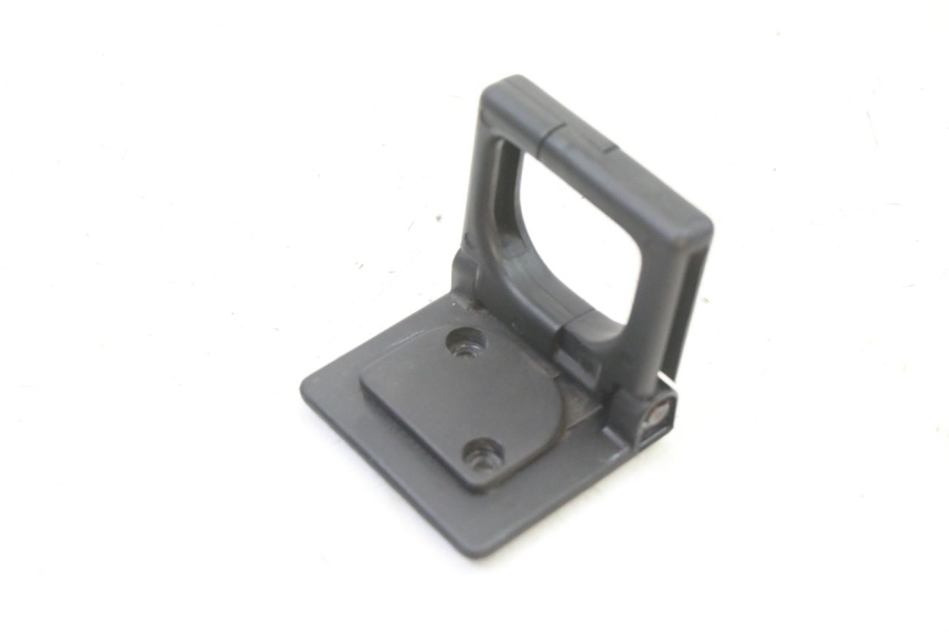 photo de LUGGAGE HOOK PEUGEOT SATELIS COMPRESSOR K15 125 (2006 - 2009) - Zoom on usage condition