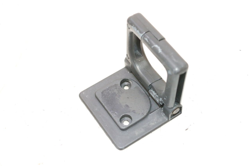 photo de LUGGAGE HOOK PEUGEOT SATELIS COMPRESSOR K15 125 (2006 - 2009) - Zoom on usage condition