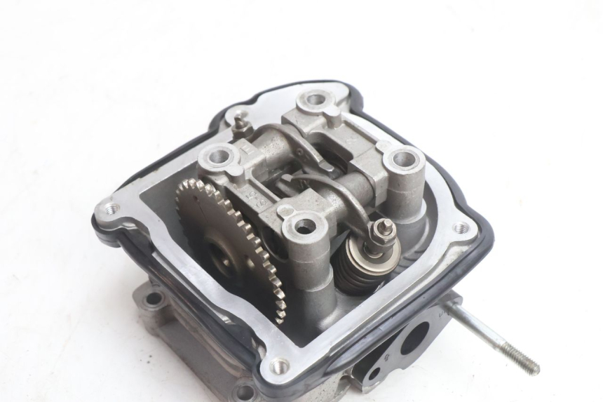 photo de CYLINDER HEAD KYMCO AGILITY 16+ 4T 50 (2018 - 2023) - High-resolution close-up