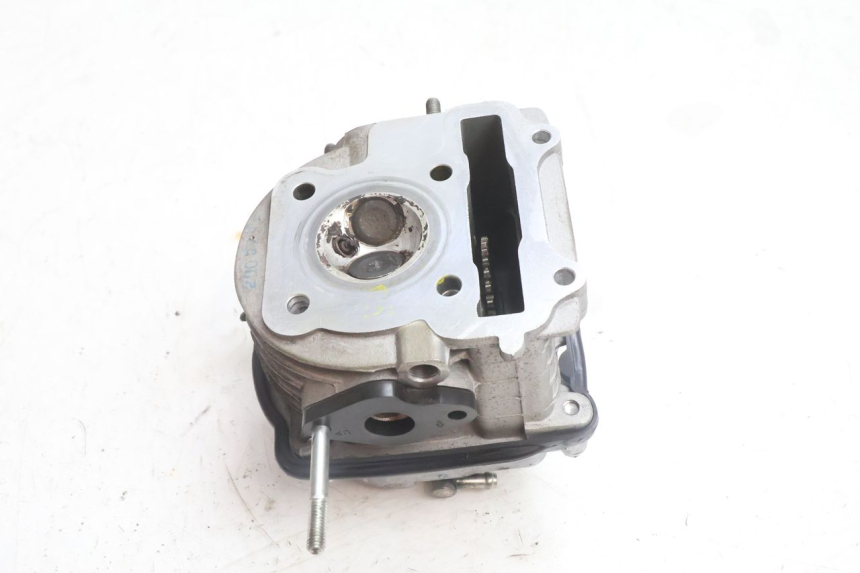 photo de CYLINDER HEAD KYMCO AGILITY 16+ 4T 50 (2018 - 2023) - Alternative angle