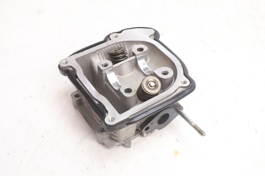 photo de CYLINDER HEAD KYMCO AGILITY 16+ 4T 50 (2018 - 2023) - Technical close-up