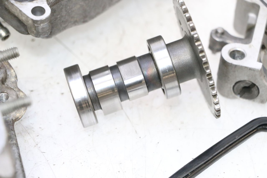 photo de CYLINDER HEAD KYMCO AGILITY PREMIUM 50 (2007 - 2010) - Detailed visual inspection