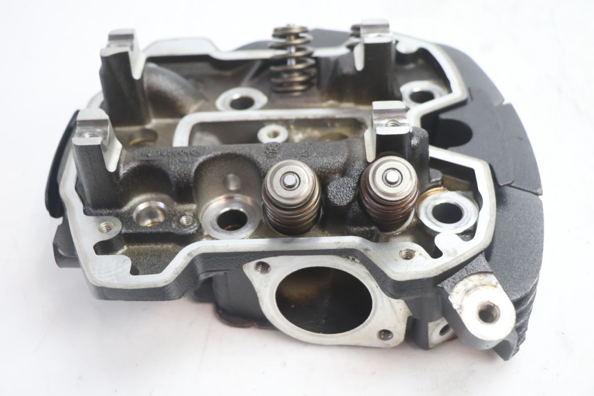 photo de REAR CYLINDER HEAD HARLEY DAVIDSON ROAD GLIDE FLTRXSE 1920 (2018 - 2022) - Distinctive features