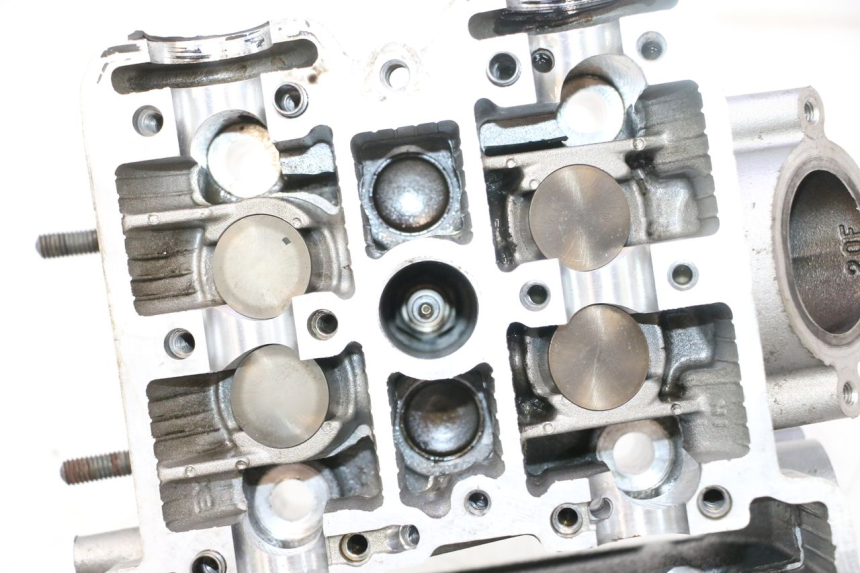 photo de REAR CYLINDER HEAD SUZUKI SV S 650 (1999 - 2002) - Detailed visual inspection
