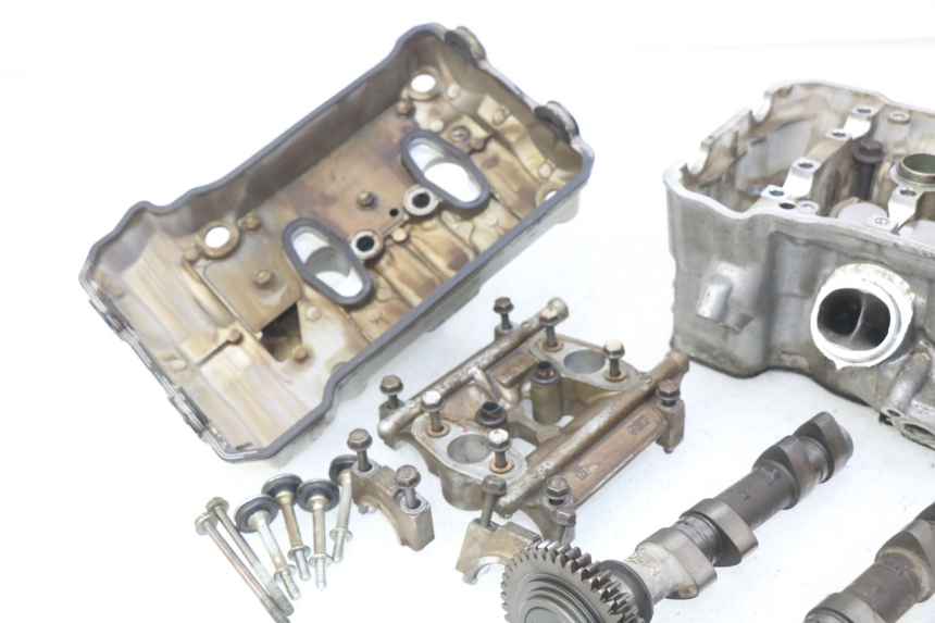 photo de REAR CYLINDER HEAD HONDA VFR FI RC46 800 (1998 - 2001) - Distinctive features