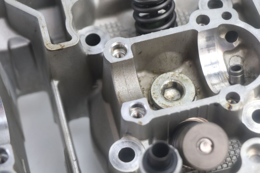 photo de REAR CYLINDER HEAD HONDA XLV VARADERO 125 (2007 - 2012) - Detailed visual inspection
