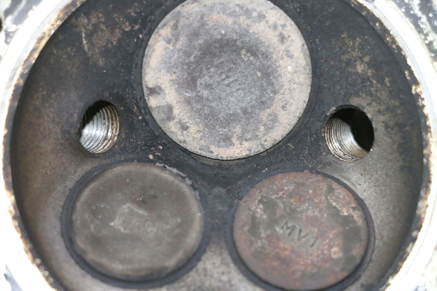photo de REAR CYLINDER HEAD HONDA XRV AFRICA TWIN 750 (1990 - 1992) - Distinctive features