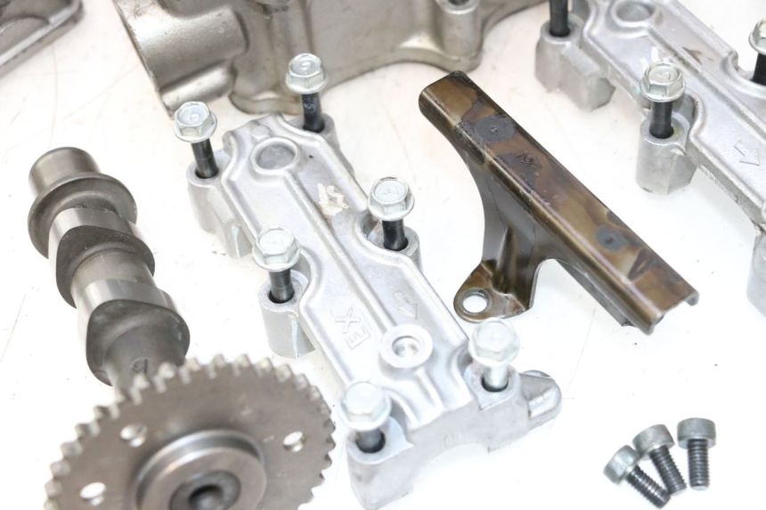 photo de FRONT CYLINDER HEAD SUZUKI SV S 650 (1999 - 2002) - Alternative angle