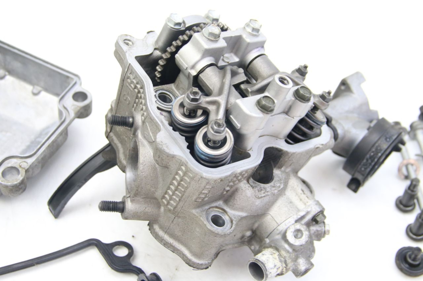 photo de CYLINDER HEAD SUZUKI BURGMAN 125 (2007 - 2014) - Component zoom