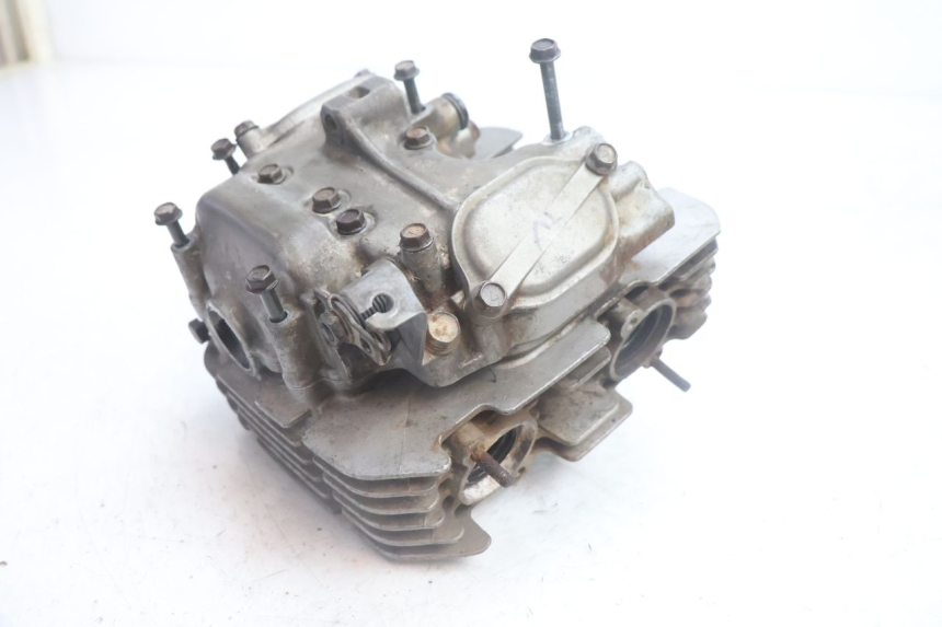 photo de CYLINDER HEAD SUZUKI DR S 600 (1985 - 1989) - Distinctive features