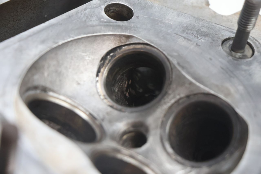 photo de CYLINDER HEAD SUZUKI DR S 600 (1985 - 1989) - Alternative angle