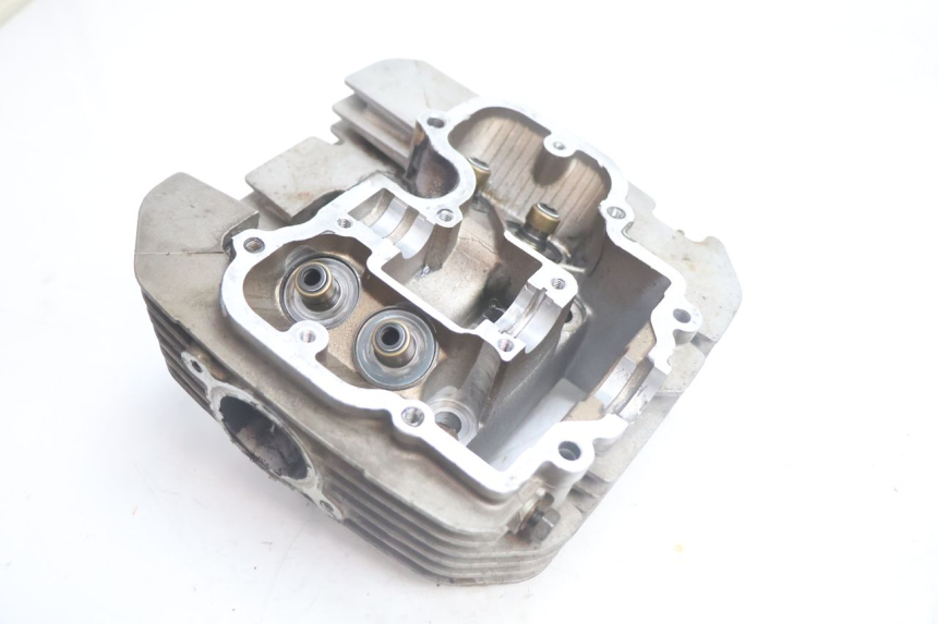 photo de CYLINDER HEAD SUZUKI DR S 600 (1985 - 1989) - Alternative perspective