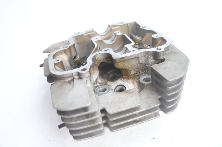 photo de CYLINDER HEAD SUZUKI DR S 600 (1985 - 1989) - Technical close-up