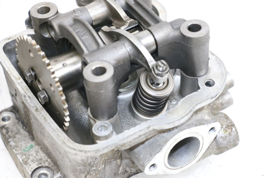 photo de Cylinder head HONDA FES S-WING SWING ABS 125 (2007 - 2015) - Additional view of the item