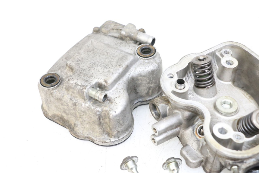 photo de Cylinder head HONDA FES S-WING SWING ABS 125 (2007 - 2015) - Focus on structure