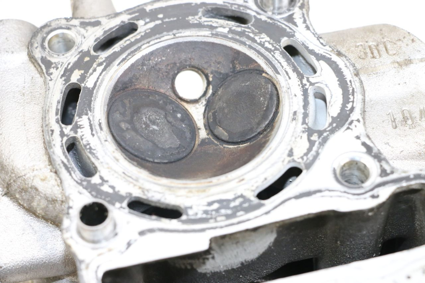 photo de Cylinder head HONDA FES S-WING SWING ABS 125 (2007 - 2015) - Fixing points details