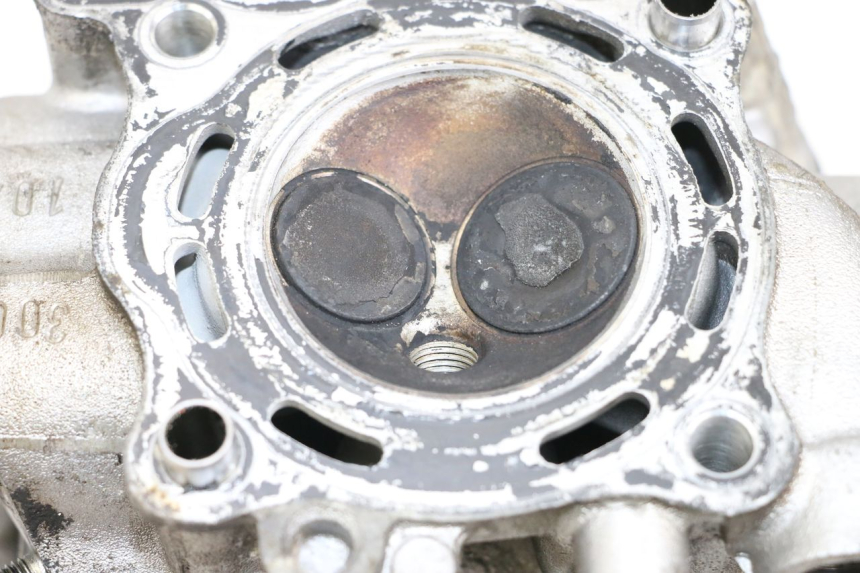 photo de Cylinder head HONDA FES S-WING SWING ABS 125 (2007 - 2015) - Surface and material condition