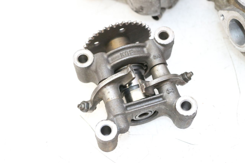 photo de Cylinder head HONDA FES S-WING SWING ABS 125 (2007 - 2015) - High-resolution close-up