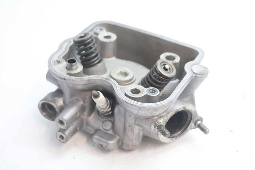 photo de Cylinder head HONDA FES S-WING SWING ABS 125 (2007 - 2015) - Additional view of the item