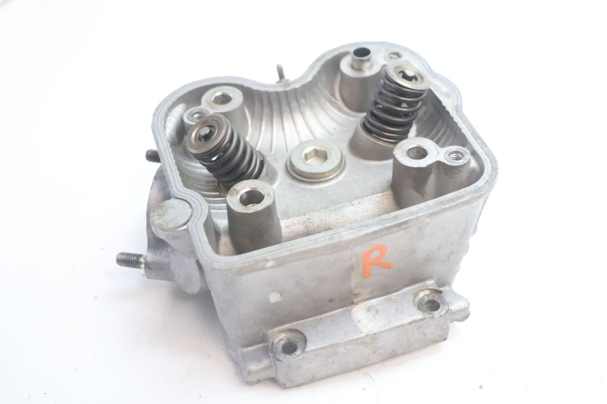 photo de Cylinder head HONDA FES S-WING SWING ABS 125 (2007 - 2015) - Distinctive features