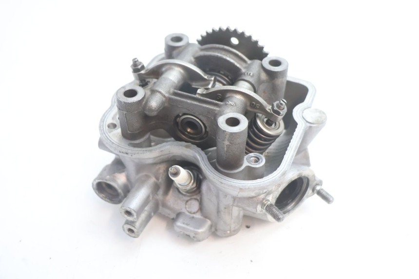 photo de Cylinder head HONDA FES S-WING SWING ABS 125 (2007 - 2015) - Alternative perspective