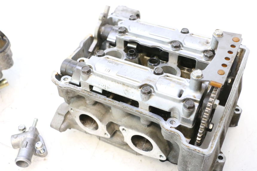 photo de CYLINDER HEAD HONDA FJS SILVER WING SILVERWING 400 (2005 - 2008) - Alternative angle