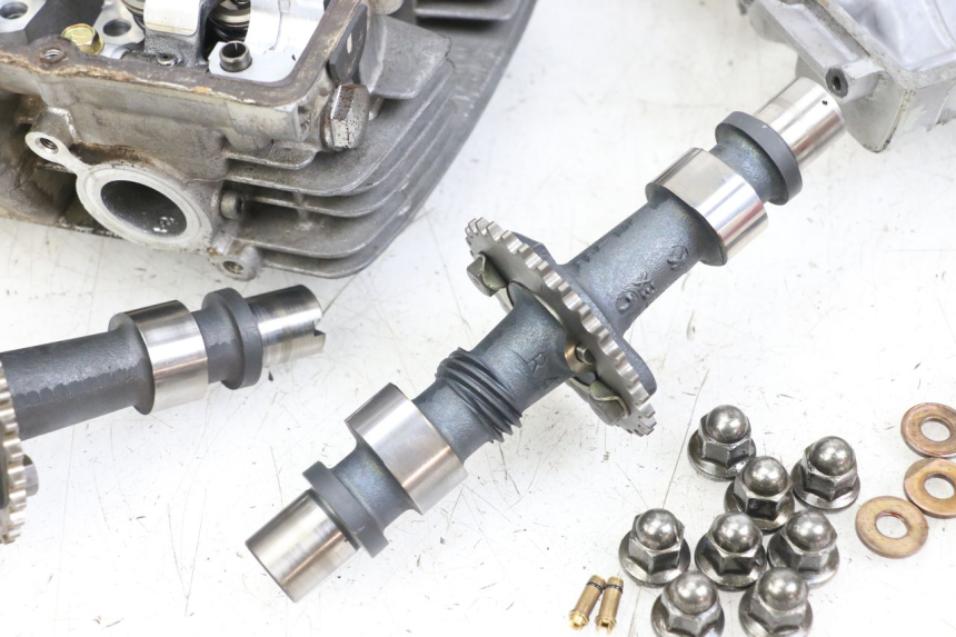 photo de CYLINDER HEAD SUZUKI GSX E 250 (1982 - 1983) - Fixing points details