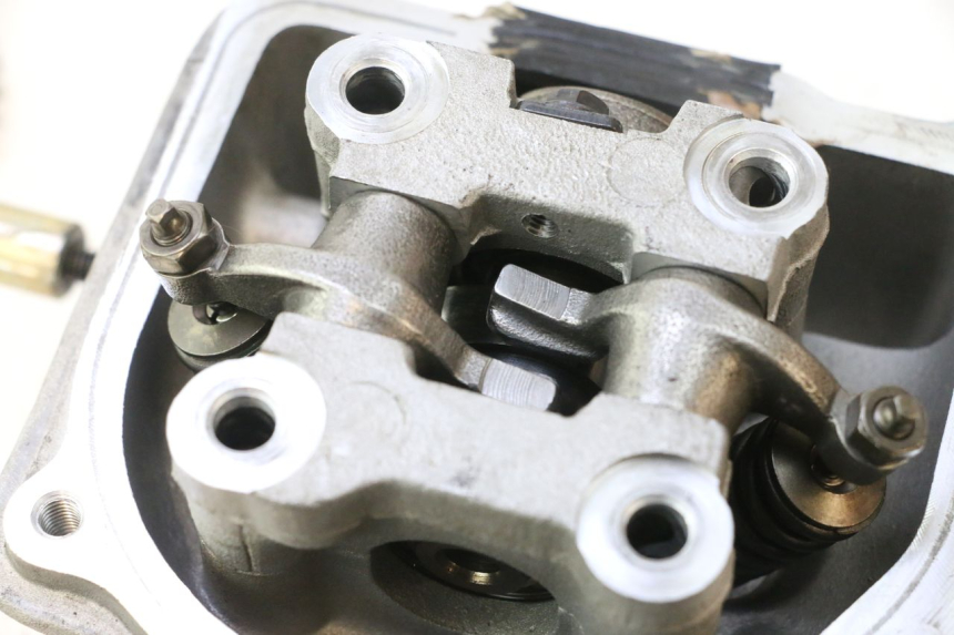 photo de CYLINDER HEAD PEUGEOT KISBEE 4T 50 (2018 - 2022) - Alternative perspective